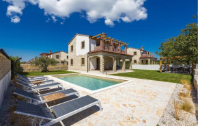 Beautiful Home In Cabrunici With Kitchen
